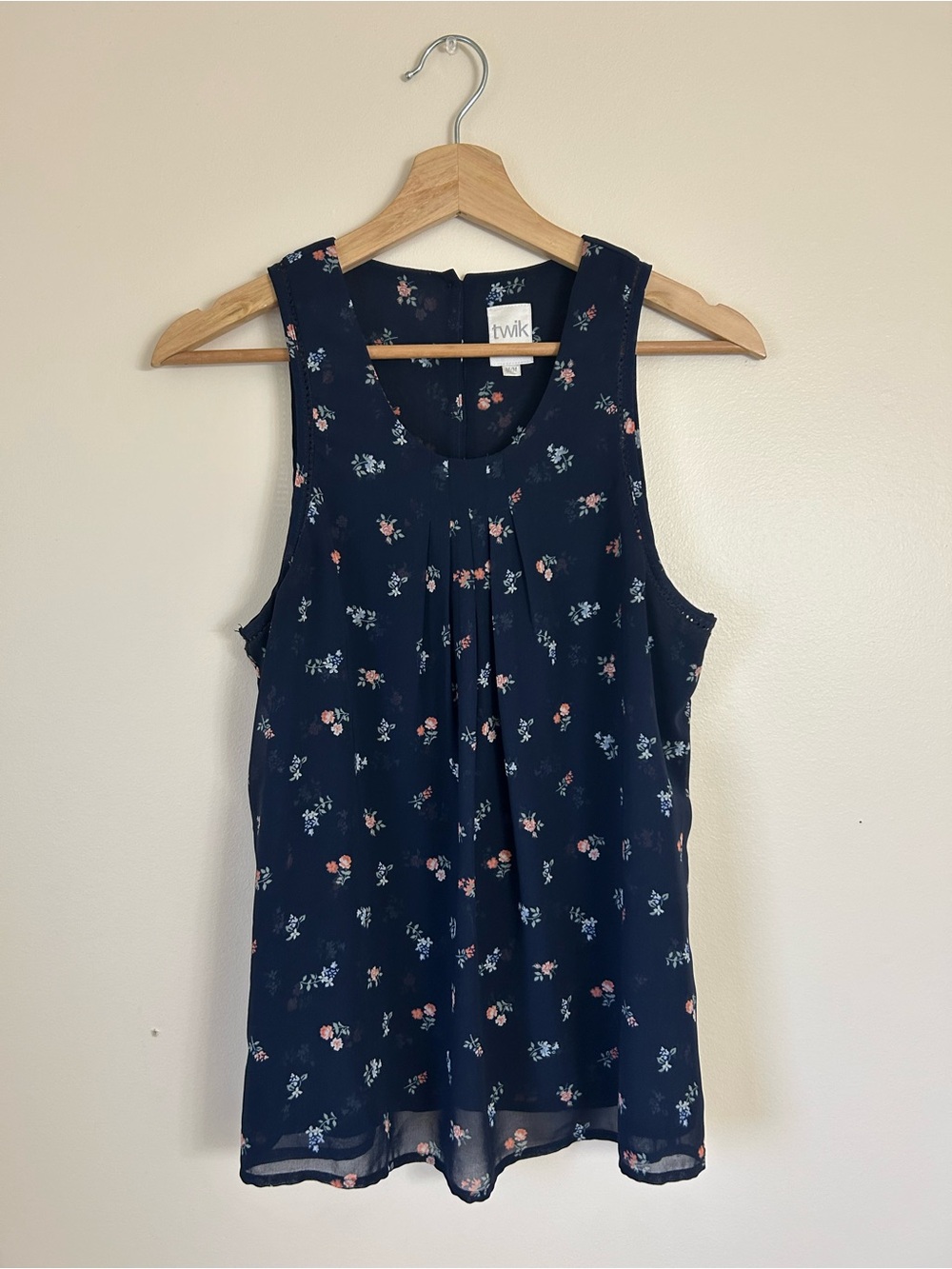 TWIK Simon’s Exclusive Navy Floral Sleeveless Pleat Back Button Closure Blouse